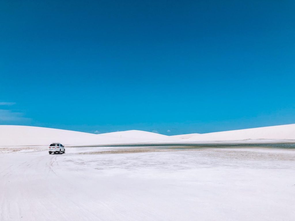 Caminho entre dunas no parque nacional de jericoacoara, 2020