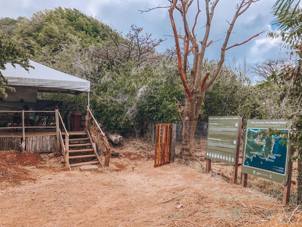 Entrada da Trilha da Atalaia Curta, na Vila do Trinta. Noronha