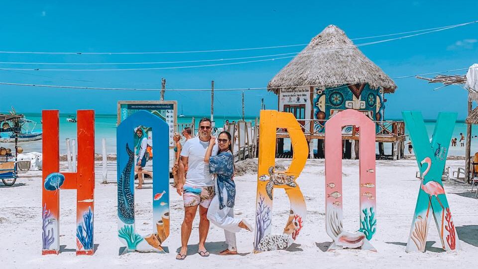 Letreiro no Píer Tiburón-Balena em Isla Holbox México.